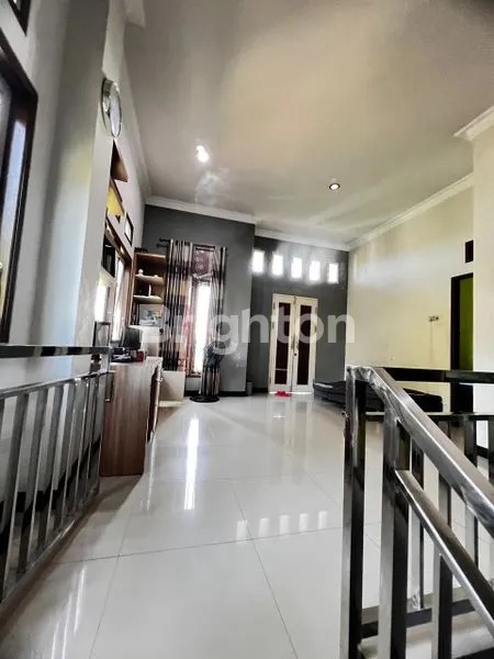 image RUMAH 3 LANTAI SIAP HUNI DEKAT DENGAN RUMAH SAKIT HERMINA (5)