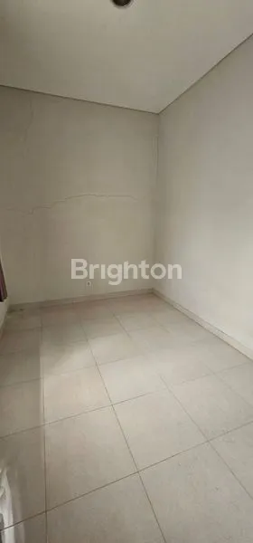 image HUNIAN STRATEGIS BSD, 4KT + 3KM, HADAP TAMAN (2)