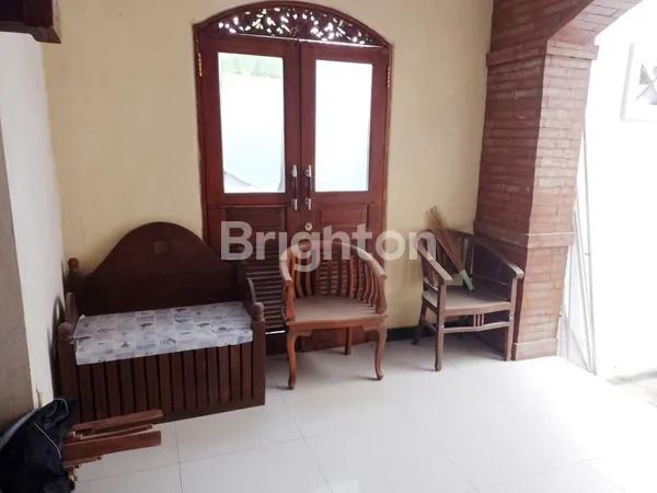 image FOR RENT — RUMAH SEMI VILLA MEWAH DI RENON, DENPASAR. LOKASI PRESTISIUS DI JALAN JAYAGIRI, HANYA SELANGKAH DARI LAPANGAN BAJRA SANDI, PUSAT KOTA & PUSAT PEMERINTAHAN DENPASAR. HUNIAN NYAMAN, AMAN, DAN BERGAYA VILLA—SANGAT COCOK UNTUK EKSPATRIAT, KELUARGA, (6)