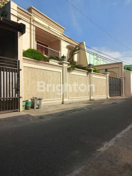 DI JUAL RUMAH MEWAH 2 LANTAI SIAP HUNI DENGAN SRUKTUR BANGUNAN TAHAN GEMPA LOKASI DI TENGAH KOTA DAN SANGAT STRATEGIS DEKAT DENGAN INFRASTRUKTUR PENTING!