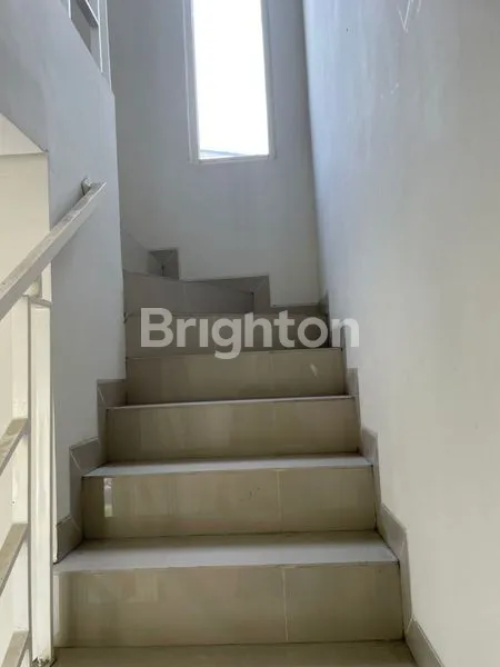 image RUMAH 2 LANTAI YANG MASIH ASRI STANDAR (1)