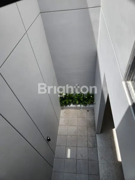 image RUMAH MODERN MINIMALIS 2 LANTAI  DI AREA RUNGKUT  (4)