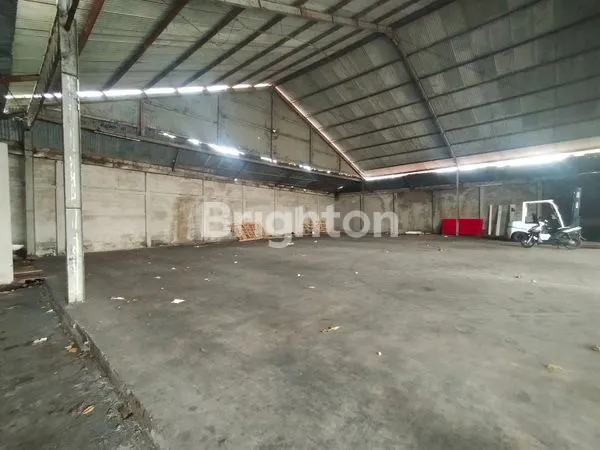SEWA GUDANG LUAS 850 M², LOKASI AKSES KENDARAAN BESAR