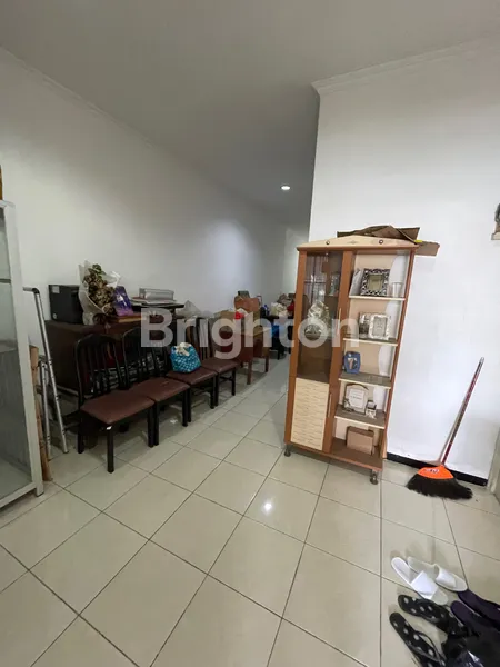 image KOS AKTIF TENGAH KOTA, LOKASI STRATEGIS SELANGKAH TUNJUNGAN PLAZA, BANGUNAN MASIH TERAWAT (6)