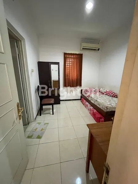 image KOS AKTIF TENGAH KOTA, LOKASI STRATEGIS SELANGKAH TUNJUNGAN PLAZA, BANGUNAN MASIH TERAWAT (8)