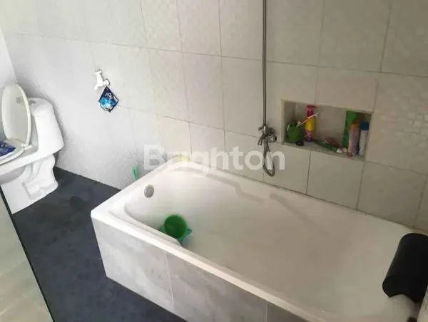 image DISEWAKAN RUMAH JALAN BERUANG RAYA FURNISHPOV :\N\N. JALAN BERUANG RAYA GAYAMSARI KOTA SEMARANG\NDIKONTRAKKAN RUMAH + ISI FURNITURE \N. 1 KAMAR DEPAN DENGAN SPRINGBED, LEMARI JATI DAN AC SAMSUNG 1/2PK\N. 1 KAMAR TENGAH DENGAN KASUR SPRINGBED, DIVAN, ALMAR (7)