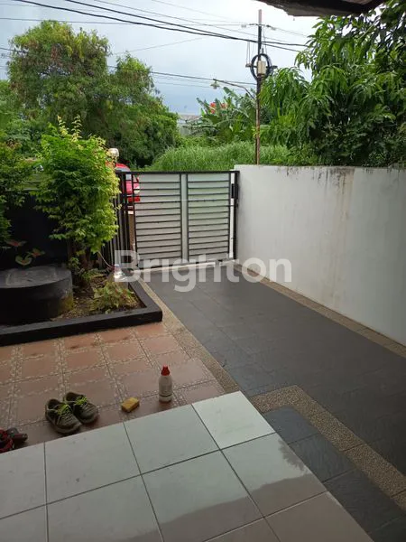 image DISEWAKAN RUMAH JALAN BERUANG RAYA FURNISHPOV :\N\N. JALAN BERUANG RAYA GAYAMSARI KOTA SEMARANG\NDIKONTRAKKAN RUMAH + ISI FURNITURE \N. 1 KAMAR DEPAN DENGAN SPRINGBED, LEMARI JATI DAN AC SAMSUNG 1/2PK\N. 1 KAMAR TENGAH DENGAN KASUR SPRINGBED, DIVAN, ALMAR (2)