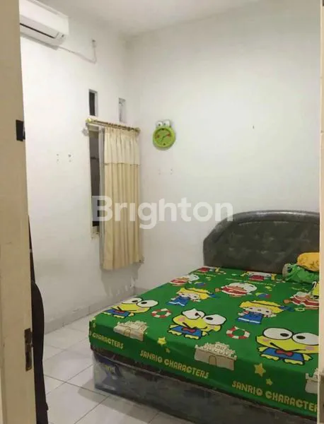 image DISEWAKAN RUMAH JALAN BERUANG RAYA FURNISHPOV :\N\N. JALAN BERUANG RAYA GAYAMSARI KOTA SEMARANG\NDIKONTRAKKAN RUMAH + ISI FURNITURE \N. 1 KAMAR DEPAN DENGAN SPRINGBED, LEMARI JATI DAN AC SAMSUNG 1/2PK\N. 1 KAMAR TENGAH DENGAN KASUR SPRINGBED, DIVAN, ALMAR (8)