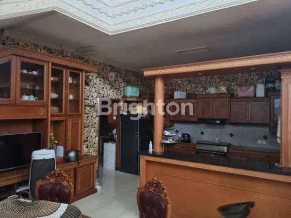 image FOR SALE A LARGE, TWO-STORY HOUSE WITH A PROMINENT TRADITIONAL BALINESE STYLE GATE IN KEROBOKAN, BALI (4)