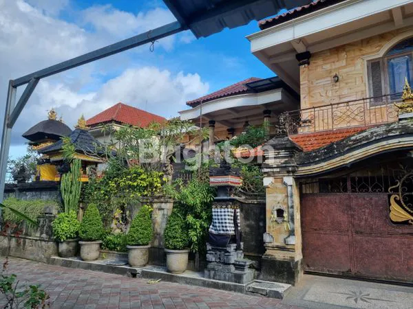 image FOR SALE A LARGE, TWO-STORY HOUSE WITH A PROMINENT TRADITIONAL BALINESE STYLE GATE IN KEROBOKAN, BALI (2)