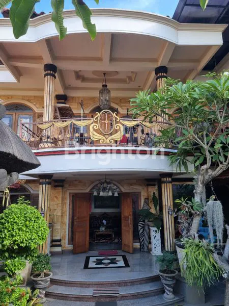 image FOR SALE A LARGE, TWO-STORY HOUSE WITH A PROMINENT TRADITIONAL BALINESE STYLE GATE IN KEROBOKAN, BALI (3)