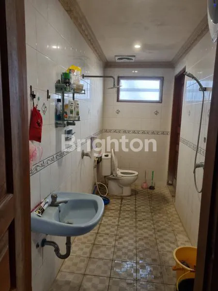 image FOR SALE A LARGE, TWO-STORY HOUSE WITH A PROMINENT TRADITIONAL BALINESE STYLE GATE IN KEROBOKAN, BALI (7)