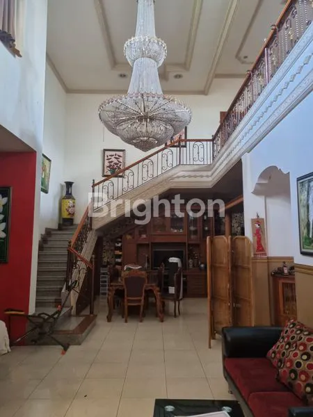 image FOR SALE A LARGE, TWO-STORY HOUSE WITH A PROMINENT TRADITIONAL BALINESE STYLE GATE IN KEROBOKAN, BALI (5)