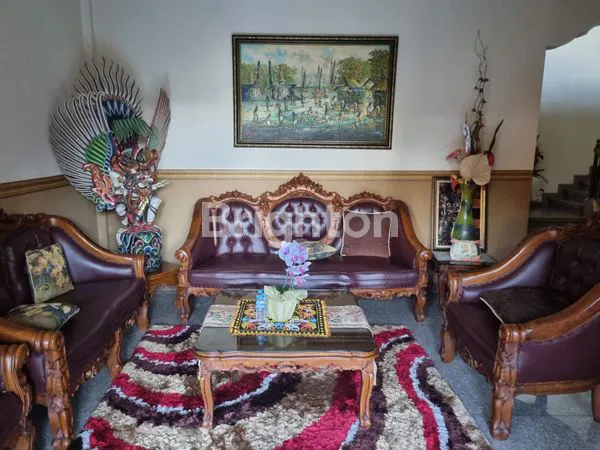 image FOR SALE A LARGE, TWO-STORY HOUSE WITH A PROMINENT TRADITIONAL BALINESE STYLE GATE IN KEROBOKAN, BALI (6)