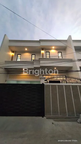 \NRUMAH BARU 2 LANTAI MEWAH • LT 180M² • LB 240M² • 5 KT • 4+1 KM • FULL AC • SIAP HUNI\N\N
