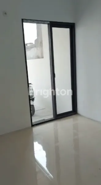 image NEW GRESS MINIMALIS RUMAH SATELIT SURABAYA BARAT, LINGKUNGAN TENANG, LOKASI BAGUS DEKAT KE RAYA SATELIT  (2)