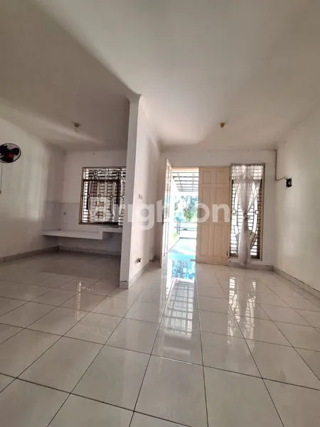 image RUMAH 2 LANTAI ASRI DI SEMANAN INDAH, LT 136 M² (2)