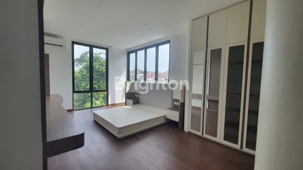 image RUMAH SIAP HUNI DI MERUYA SELATAN JAKARTA BARAT (4)