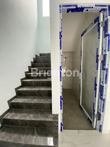image DIJUAL RUMAH MODERN MINIMALIS BANGUNAN BARU GRESS, BANGUN SENDIRI, 2 LANTAI, BUKIT PALMA CITRALAND, LUAS, SIAP HUNI TINGGAL BAWA KOPER (3)