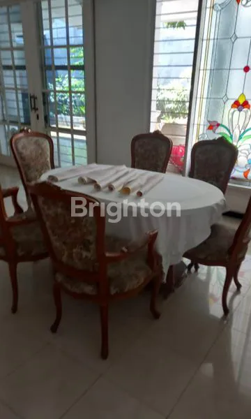 image RUMAH MEWAH 2 LANTAI TERAWAT, NOL JALAN RAYA SELANGKAH KE GALAXY MALL MERR KERTAJAYA INDAH PAKUWON CITY ITS UNAIR (2)