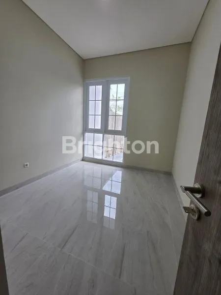 image RUMAH SUNRISE GARDEN JAKARTA BARAT\\\\NNEW BRAND  2½LANTAI (8)