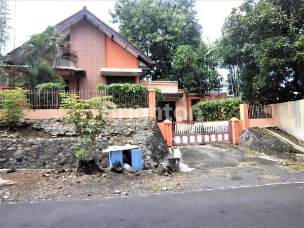 image RUMAH LAMA - HALAMAN LUAS - DAERAH SEMARANG ATAS BEBAS BANJIR DI SEMARANG SELATAN (1)