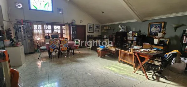 image RUMAH MEWAH 3 LANTAI DI TANJUNG BARAT INDAH  JAGAKARSA – JAKARTA SELATAN (3)