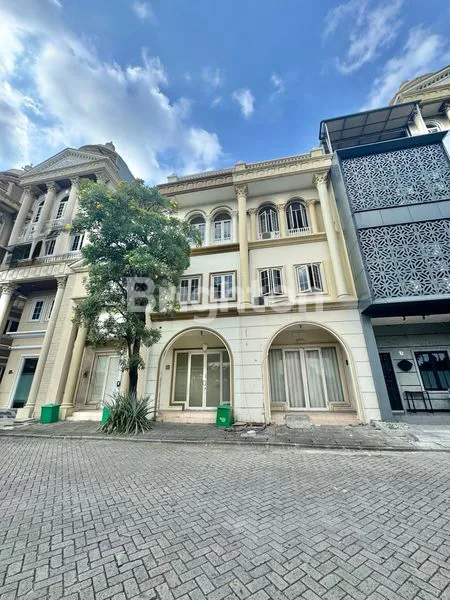 RUKO 3,5 LANTAI SEMI FURNISHED LOKASI STRATEGIS PINGGIR JALAN RAYA DI KOMPLEK RUKO DEPAN PERUMAHAN GREEN MANSION JAKARTA BARAT