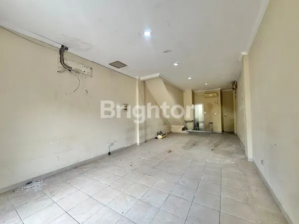 image RUKO 3,5 LANTAI SEMI FURNISHED LOKASI STRATEGIS PINGGIR JALAN RAYA DI KOMPLEK RUKO DEPAN PERUMAHAN GREEN MANSION JAKARTA BARAT (2)