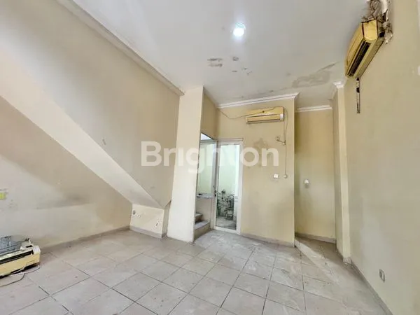 image RUKO 3,5 LANTAI SEMI FURNISHED LOKASI STRATEGIS PINGGIR JALAN RAYA DI KOMPLEK RUKO DEPAN PERUMAHAN GREEN MANSION JAKARTA BARAT (3)