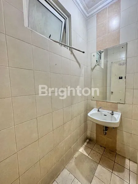 image RUKO 3,5 LANTAI SEMI FURNISHED LOKASI STRATEGIS PINGGIR JALAN RAYA DI KOMPLEK RUKO DEPAN PERUMAHAN GREEN MANSION JAKARTA BARAT (4)
