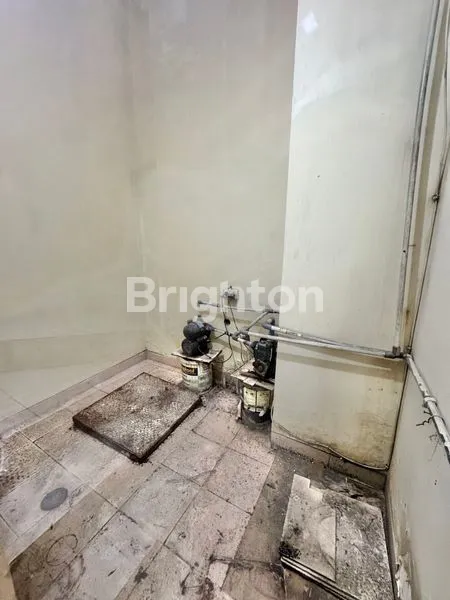 image RUKO 3,5 LANTAI SEMI FURNISHED LOKASI STRATEGIS PINGGIR JALAN RAYA DI KOMPLEK RUKO DEPAN PERUMAHAN GREEN MANSION JAKARTA BARAT (5)
