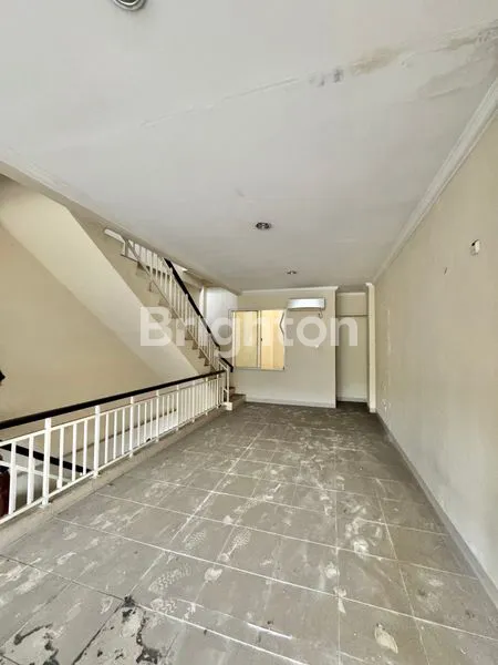 image RUKO 3,5 LANTAI SEMI FURNISHED LOKASI STRATEGIS PINGGIR JALAN RAYA DI KOMPLEK RUKO DEPAN PERUMAHAN GREEN MANSION JAKARTA BARAT (6)
