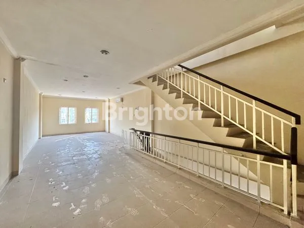 image RUKO 3,5 LANTAI SEMI FURNISHED LOKASI STRATEGIS PINGGIR JALAN RAYA DI KOMPLEK RUKO DEPAN PERUMAHAN GREEN MANSION JAKARTA BARAT (7)