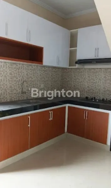 image RUMAH 2 LANTAI 3 KT DI GATOT SUBROTO TIMUR (3)
