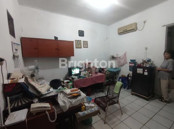 image RUMAH LOKASI TANJUNG DUREN KONDISI RAPI TERAWAT ADA KAMAR KOST HARGA NEGO JAKARTA BARAT (3)