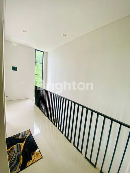 image RUMAH 2 LANTAI SIAP HUNI DI OPRA CITY KEPATIHAN GRESIK (3)