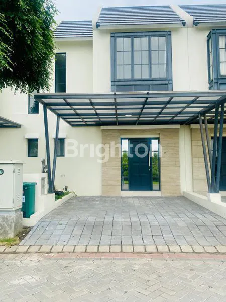 image RUMAH 2 LANTAI SIAP HUNI DI OPRA CITY KEPATIHAN GRESIK (1)