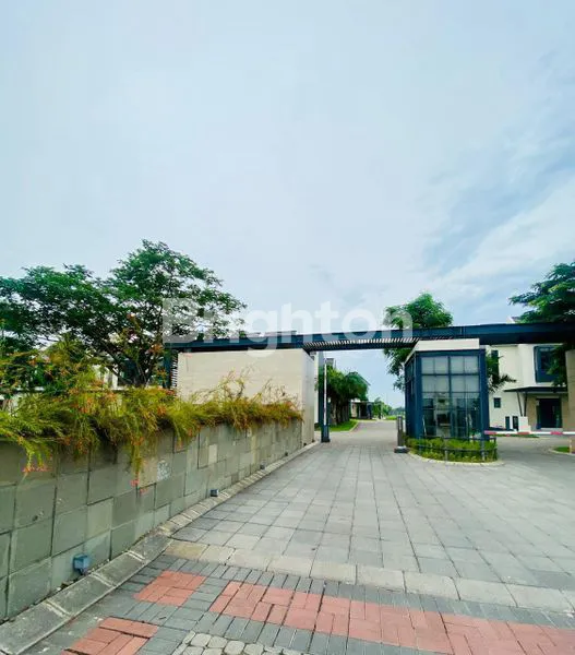 image RUMAH 2 LANTAI SIAP HUNI DI OPRA CITY KEPATIHAN GRESIK (8)