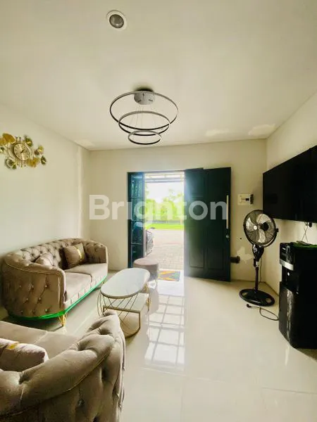 image RUMAH 2 LANTAI SIAP HUNI DI OPRA CITY KEPATIHAN GRESIK (2)