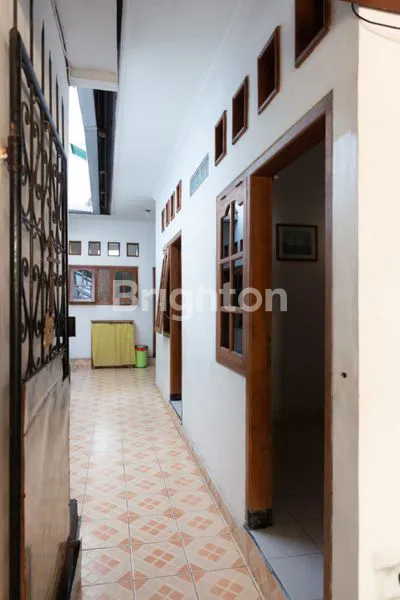 image FOR SALE RUMAH MEGAH 2 LANTAI DI DENPASAR UTARA – LT 360 M² | 7 KAMAR TIDUR | LEGAL LENGKAP SHM & IMB (6)