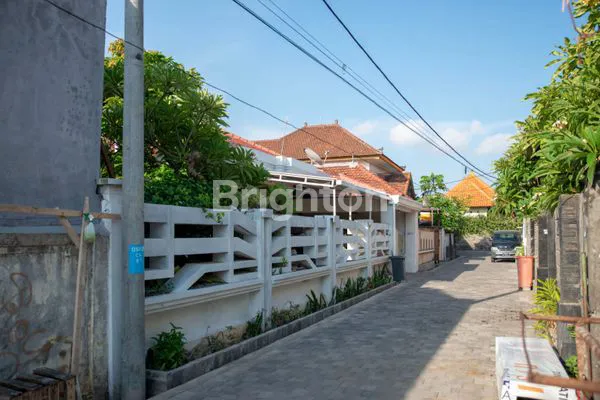 image FOR SALE RUMAH MEGAH 2 LANTAI DI DENPASAR UTARA – LT 360 M² | 7 KAMAR TIDUR | LEGAL LENGKAP SHM & IMB (2)