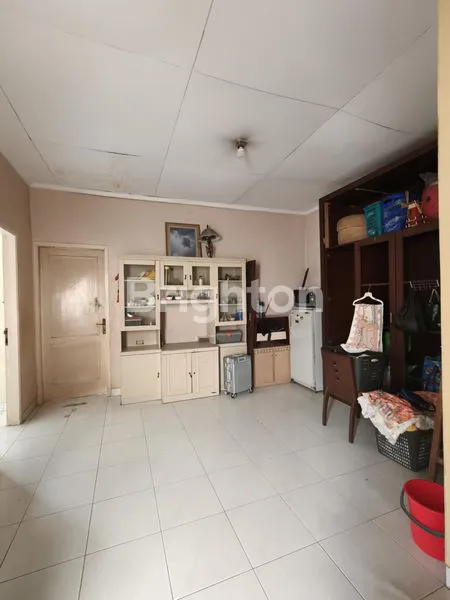 image RUMAH TUA 2 LANTAI PERMATA BUANA JAKA6éDJRTA BARAT HITUNG TANAH BUTUH RENOVASI 8X17 (5)