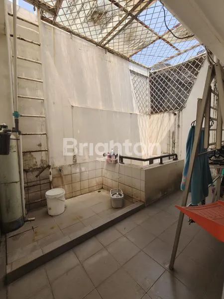 image RUMAH TUA 2 LANTAI PERMATA BUANA JAKA6éDJRTA BARAT HITUNG TANAH BUTUH RENOVASI 8X17 (7)