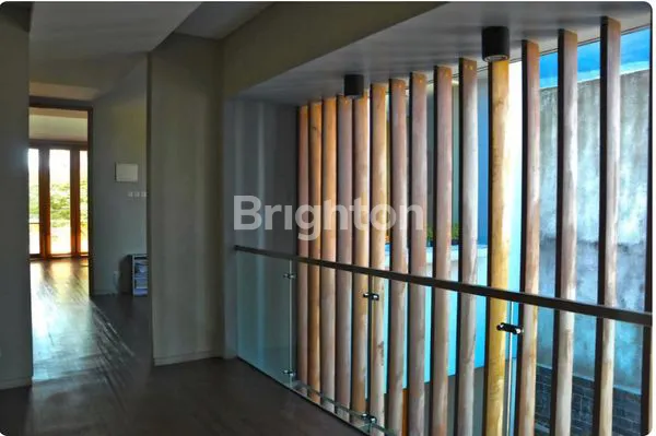 image HUNIAN EKSLUSIF 3 LANTAI DESIGN MODERN TROPIS DI CICENDO (8)