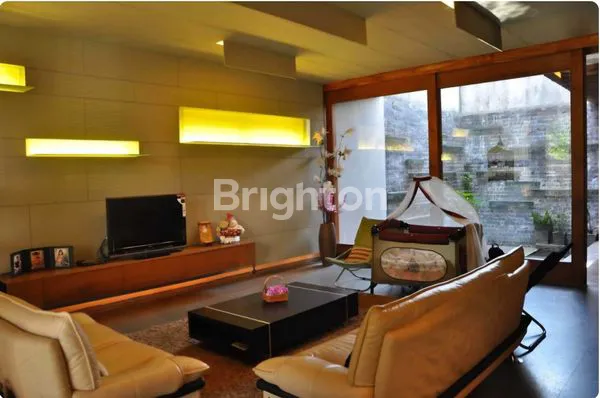 image HUNIAN EKSLUSIF 3 LANTAI DESIGN MODERN TROPIS DI CICENDO (4)