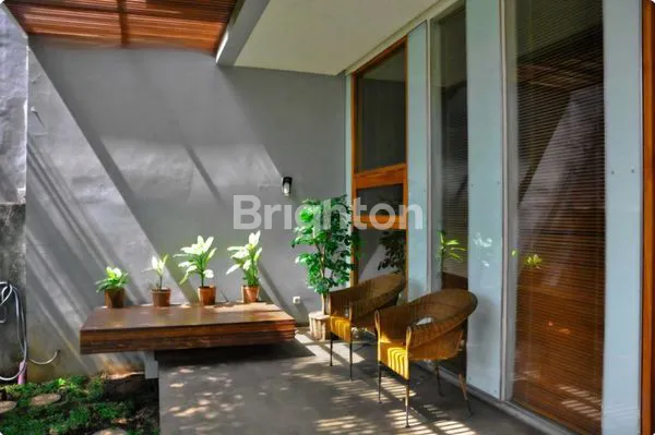 image HUNIAN EKSLUSIF 3 LANTAI DESIGN MODERN TROPIS DI CICENDO (3)