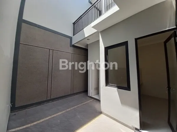 image RUMAH BARU GRESS MODERN MINIMALIS SIAP HUNI MANYAR KERTAADI (4)