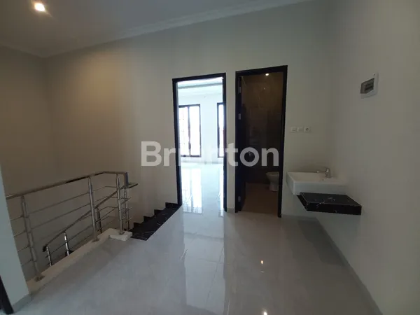 image RUMAH BARU GRESS MODERN MINIMALIS SIAP HUNI MANYAR KERTAADI (5)