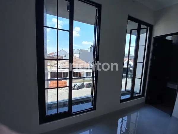 image RUMAH BARU GRESS MODERN MINIMALIS SIAP HUNI MANYAR KERTAADI (6)